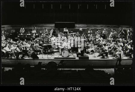 Buddy Rich et le Royal Philharmonic Orchestra en concert au Royal Festival Hall, Londres, 1985. Artiste : Denis Williams Banque D'Images