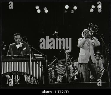 Lionel Hampton (vibraphone) et Al Grey (trombone) sur scène à Knebworth, Hertfordshire, juillet 1982. Artiste : Denis Williams Banque D'Images