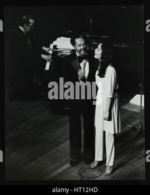 Billy Eckstine sur scène avec sa fille Gina au Théâtre Forum, Hatfield, Hertfordshire, 1980. Artiste : Denis Williams Banque D'Images