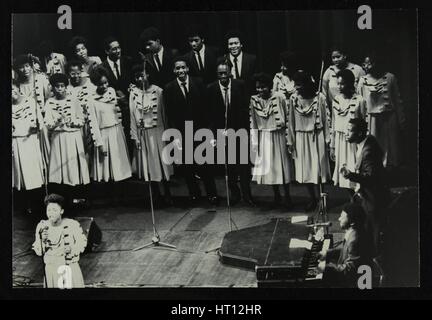 La Chorale d'inspiration sur la scène du théâtre-forum, Hatfield, Hertfordshire, 1985. Artiste : Denis Williams Banque D'Images