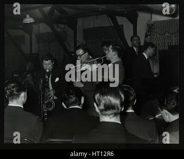 Le Tubby Hayes Sextet jouer à une soirée de jazz moderne au Civic Restaurant, Bristol, 1955. Artiste : Denis Williams Banque D'Images