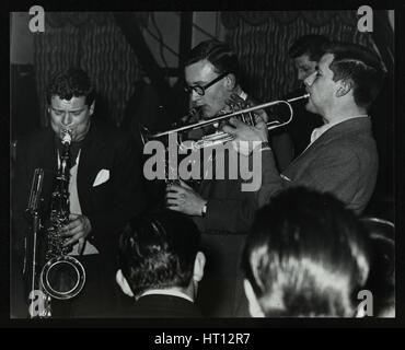 Le Tubby Hayes Sextet jouer à une soirée de jazz moderne au Civic Restaurant, Bristol, 1955. Tubby Artiste : Denis Williams Banque D'Images