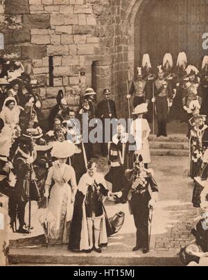 L'investiture du Prince de Galles au Château de Caernarvon, 13 juillet 1911 (1935). Artiste : Inconnu. Banque D'Images