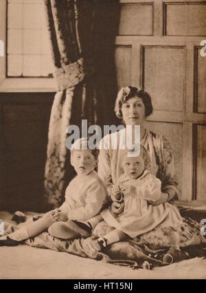 La princesse Mary, Vicomtesse Lascelles, avec ses deux fils, Gerald et George, 1926 (1935). Artiste : Inconnu. Banque D'Images