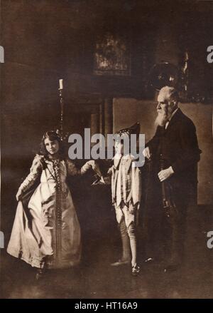 'Elizabeth Angela Marguerite Bowes-Lyon, dans une leçon de danse avec son frère', 1909. Artiste : Inconnu. Banque D'Images