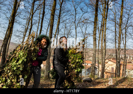 Satriano di Lucania (Potenza, Italie) - Chaque année, Satriano di Lucania, une ville du sud de l'Italie Basilicate, accueille son carnaval annuel dans lequel l'homme Rumit, ou un arbre, promenades dans les rues. Couvert de feuilles, ces chiffres mystérieux se déportera la ville, frappé par le brossage portes avec leurs bâtons de feuilles. Ceux qui sont visités par l'Rumit recevoir comme un bon présage et donner un peu d'argent en retour, bien qu'elles doivent respecter le silence de ces balades bizarre des plantes. Banque D'Images