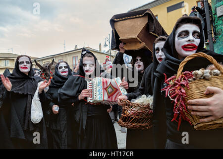 Satriano di Lucania (Potenza, Italie) - Chaque année, Satriano di Lucania, une ville du sud de l'Italie Basilicate, accueille son carnaval annuel. Ici la célébration de 'Matrimonio della Zita'. Banque D'Images