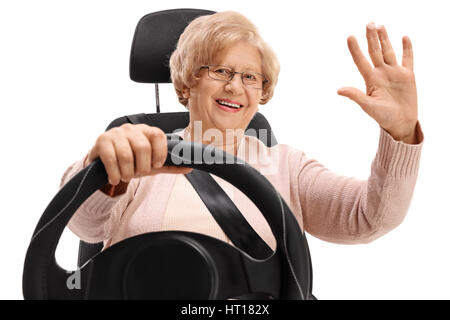 Personnes âgées joyeuse femme assise dans un siège de voiture et forme isolé sur fond blanc Banque D'Images