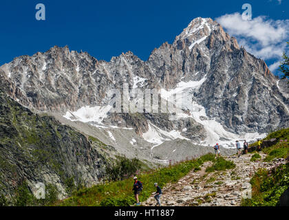 Aiguille d'Argentière la montagne des Alpes se trouve au-dessus du glacier d'Argentière et est une destination populaire pour les randonneurs et les grimpeurs. Banque D'Images