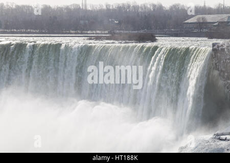 Niagara Falls sur la frontière américaine en hiver. Coulds congelé de pulvérisation dans l'air. Banque D'Images