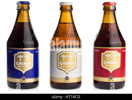 Bouteilles de Chimay bleu, blanc et rouge bière isolé sur fond blanc Banque D'Images