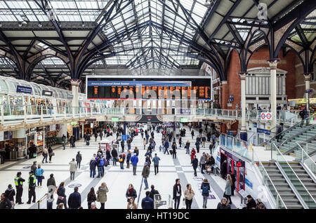 Attendre que les passagers des trains et regarder les cartes à la station Liverpool Street Station de Londres Banque D'Images