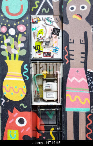 Eyecatching Graffitti ornent les bâtiments dans le quartier londonien branché de Shoreditch salon Banque D'Images
