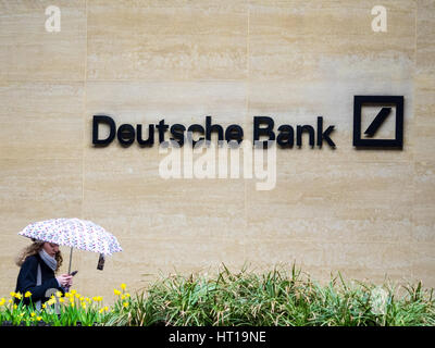 Deutsche Bank London - une femme passer devant les bureaux de Londres de la Deutsche Bank dans le Square Mile, le quartier financier de Londres. Banque D'Images