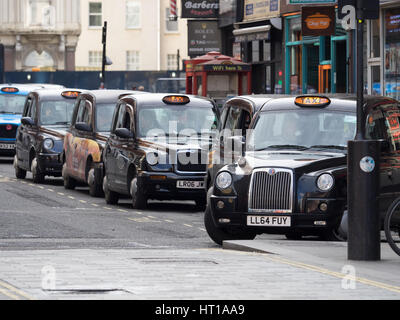 Pour les clients de la file d'attente des taxis de Londres au London's La gare de Liverpool Street Banque D'Images
