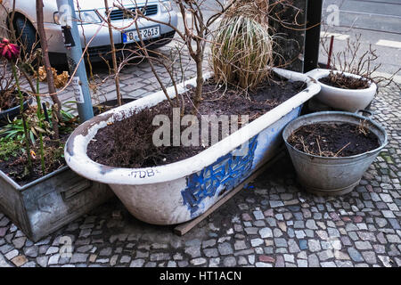 Berlin, Prenzlauer Berg. Les contenants inhabituels sur la chaussée urbaine, baignoire,douche et wc en étain Banque D'Images