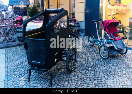 Berlin, Mitte. Tricycle, vélos pour transporter les bébés et les jeunes enfants. Vélos urbains populaires pour le transport de marchandises & kiddies Banque D'Images