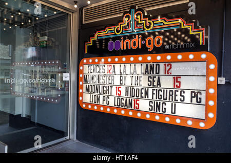 Cinema Informations panneau à l'alimentation de rue indienne Indi Rendez restaurant dans le quartier londonien branché de Shoreditch salon Banque D'Images