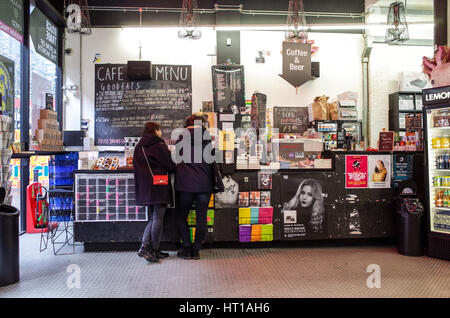 Le coffee shop à Rough Trade East record store dans le quartier londonien branché de Shoreditch salon Banque D'Images