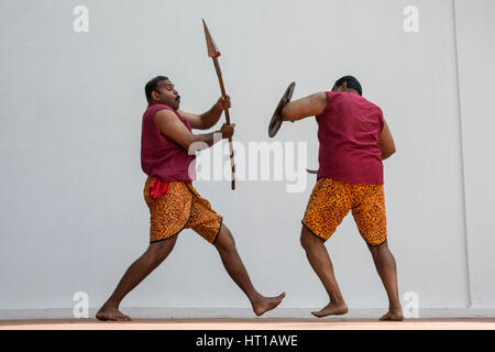 L'Inde, Etat du Kerala, port de la ville de Cochin. Kalaripayattu traditionnels (arts martiaux) démonstration. Banque D'Images