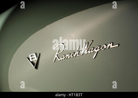 Ford Ranch wagon avec remorque pack kom 1952. Artiste : Simon de l'argile. Banque D'Images