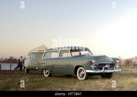 Ford Ranch wagon avec remorque pack kom 1952. Artiste : Simon de l'argile. Banque D'Images