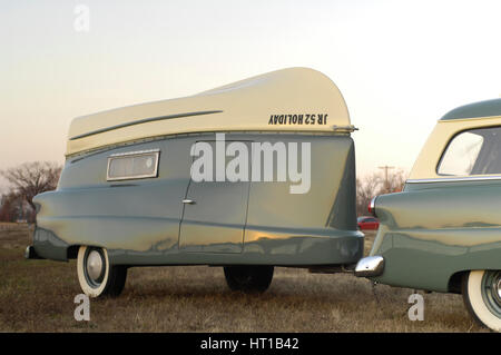 Ford Ranch wagon avec remorque pack kom 1952. Artiste : Simon de l'argile. Banque D'Images