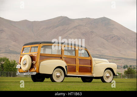Ford woodie station wagon 1946. Artiste : Simon de l'argile. Banque D'Images