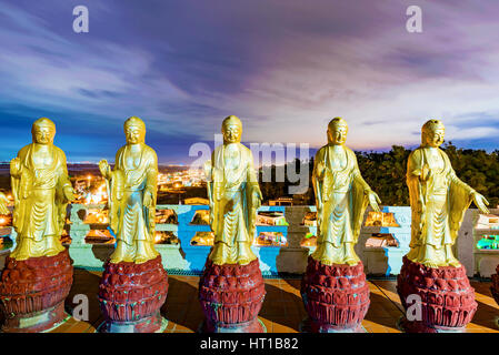 Statues de Bouddha avec ciel de nuit en Fo Guang Shan Banque D'Images