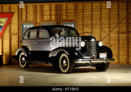 1937 Oldsmobile. Artiste : Simon de l'argile. Banque D'Images