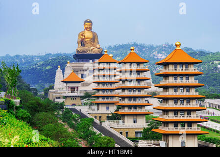 Avis de pagodes et statue de bouddha avec une vue panoramique sur la montagne dans un cadre Fo Guang Shan Banque D'Images