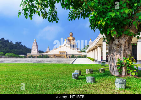 Paysage de Fo Guang Shan avec grand bouddha dans la distance Banque D'Images