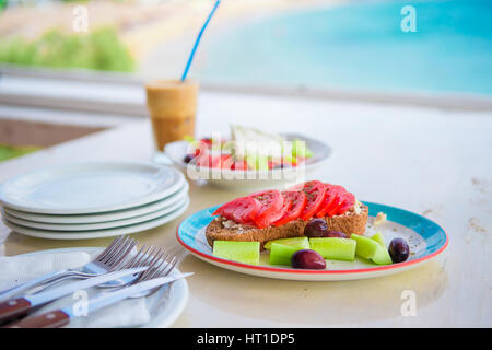 Frais et délicieux salade grecque musaka servis pour le déjeuner au restaurant en plein air avec vue magnifique sur la mer et le port Banque D'Images