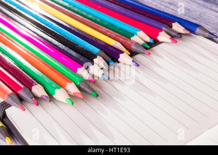 Crayons de couleur sur note de fond. Vue d'en haut. Banque D'Images