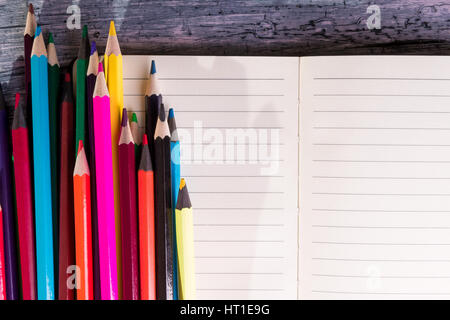 Crayons de couleur sur note de fond. Vue d'en haut. Banque D'Images