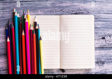 Crayons de couleur sur note de fond. Vue d'en haut. Banque D'Images