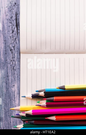 Crayons de couleur sur note de fond. Vue d'en haut. Banque D'Images