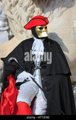 Un homme dans un style vénitien du xviiie siècle à l'arsenal de costume pendant le Carnaval de Venise, Italie Banque D'Images