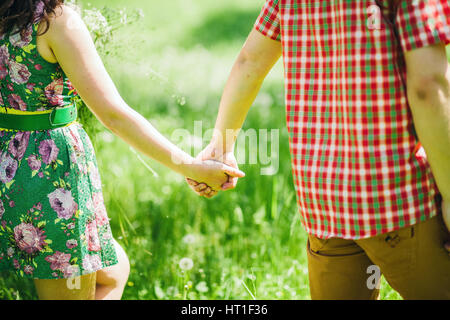 Joli couple holding hands ensemble. Close up shot Banque D'Images