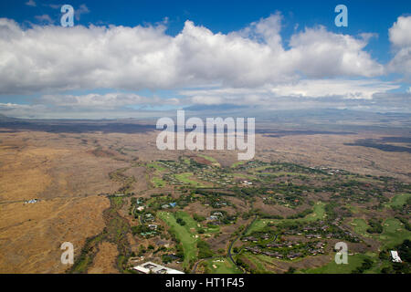 Vue aérienne de Mauna Kea Beach sur la côte ouest de Big Island, Hawaii, USA, avec une vue vers le sommet du Mauna Kea, caché derrière les nuages. Banque D'Images