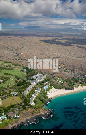 Vue aérienne de Hapuna Beach sur la côte ouest de Big Island, Hawaii, USA, avec le sommet du Mauna Kea caché derrière des nuages dans le fond. Banque D'Images