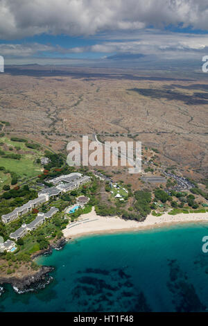 Vue aérienne de Hapuna Beach sur la côte ouest de Big Island, Hawaii, USA, avec le sommet du Mauna Kea caché derrière des nuages dans le fond. Banque D'Images