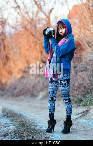 Happy woman photographing in nature Banque D'Images