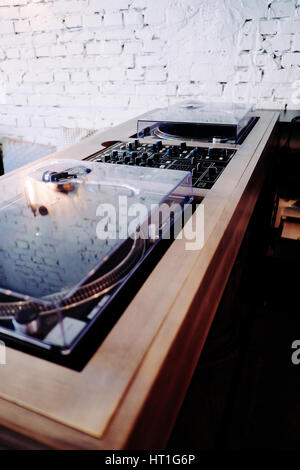 Vintage turntable console dans le cadre en bois Banque D'Images