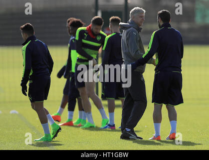 Ancien joueur d'Arsenal Robert Pires (à droite) serre la main du Manager Arsène Wenger pendant une session de formation à l'Arsenal, Centre de formation de London Colney. ASSOCIATION DE PRESSE Photo. Photo date : lundi 6 mars 2017. Voir l'ACTIVITÉ DE SOCCER histoire d'Arsenal. Crédit photo doit lire Tim Goode/PA Wire. Banque D'Images