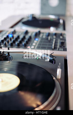 Console de mixage avec platine double Banque D'Images