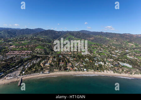 Vue aérienne de rive et de colline vue mer maisons et propriétés à Malibu en Californie. Banque D'Images