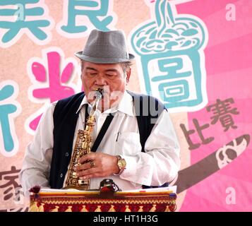 KAOHSIUNG, TAIWAN -- 28 novembre 2015 : Un musicien joue du saxophone à la 2015 Hakka Food Festival, qui est un an des o Banque D'Images