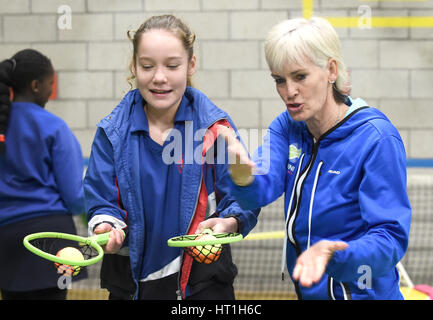 Judy Murray comme elle favorise les filles au tennis à St George&Otilde;s School for Girls, Édimbourg, dans le cadre du tennis mondial 24. Banque D'Images