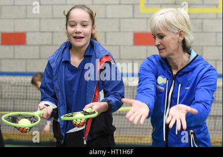 Judy Murray comme elle favorise les filles au tennis à St George&Otilde;s School for Girls, Édimbourg, dans le cadre du tennis mondial 24. Banque D'Images